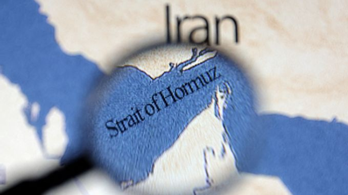 Два търговски кораба са съобщили за обстрел при опит да преминат Ормузкия проток