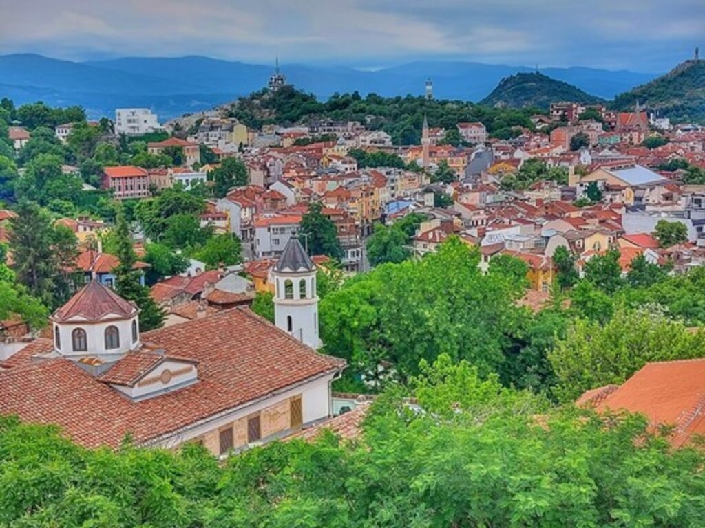 Слънчево с превалявания на места, в Пловдив 34°