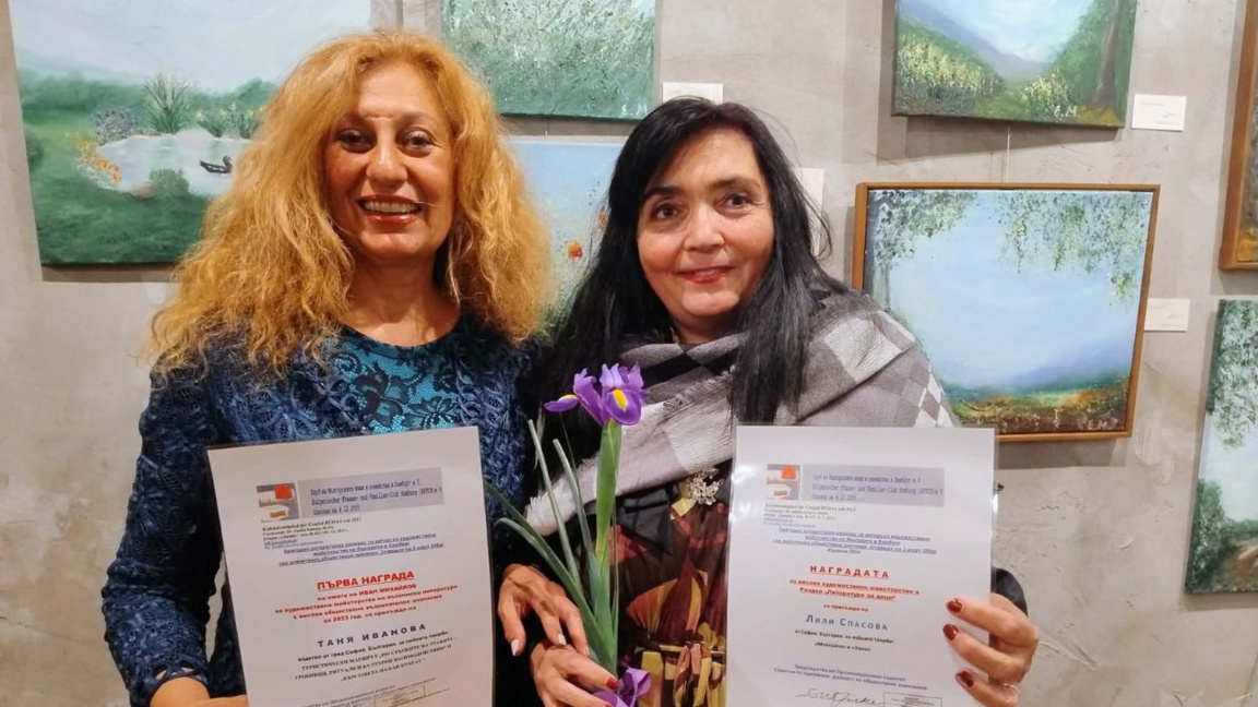 Organizer and translator Tanya Ivanova with one of the authors and host of the event - Lily Spasova