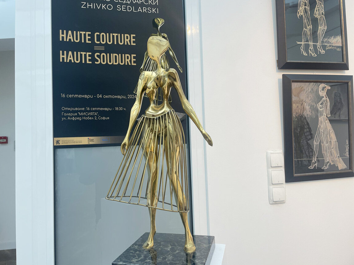 Les "Dames d'Acier" du sculpteur Jivko Sedlarski défilent aussi en Bulgarie