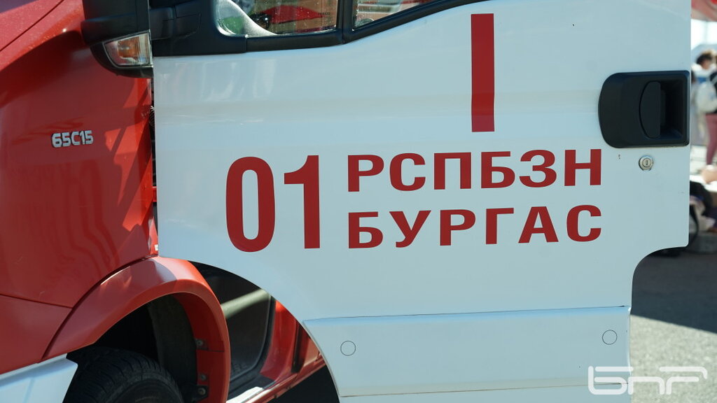 Пожар гори край карнобатското село Деветак, огънят е локализиран