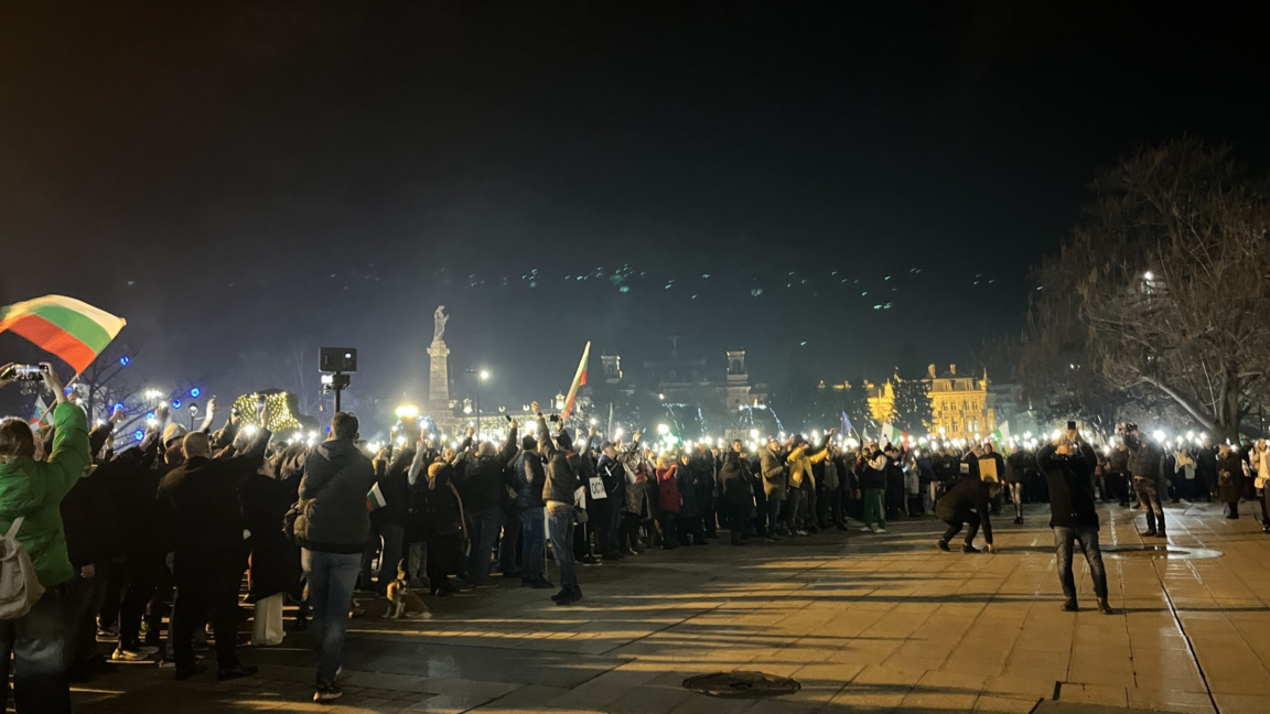 Демонстриращи за оставка на правителството се събраха в Русе