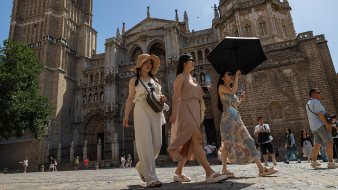 Туристи разглеждат Толедо, Кастилия ла Манча, Испания, архив, юли 2024 г.