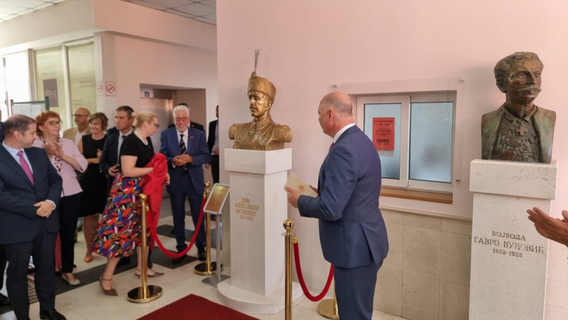 Kryeministri Rosen Zhaljazkov inauguroi një monument të Aleksandrit I të Bullgarisë në Universitetin e Podgoricës