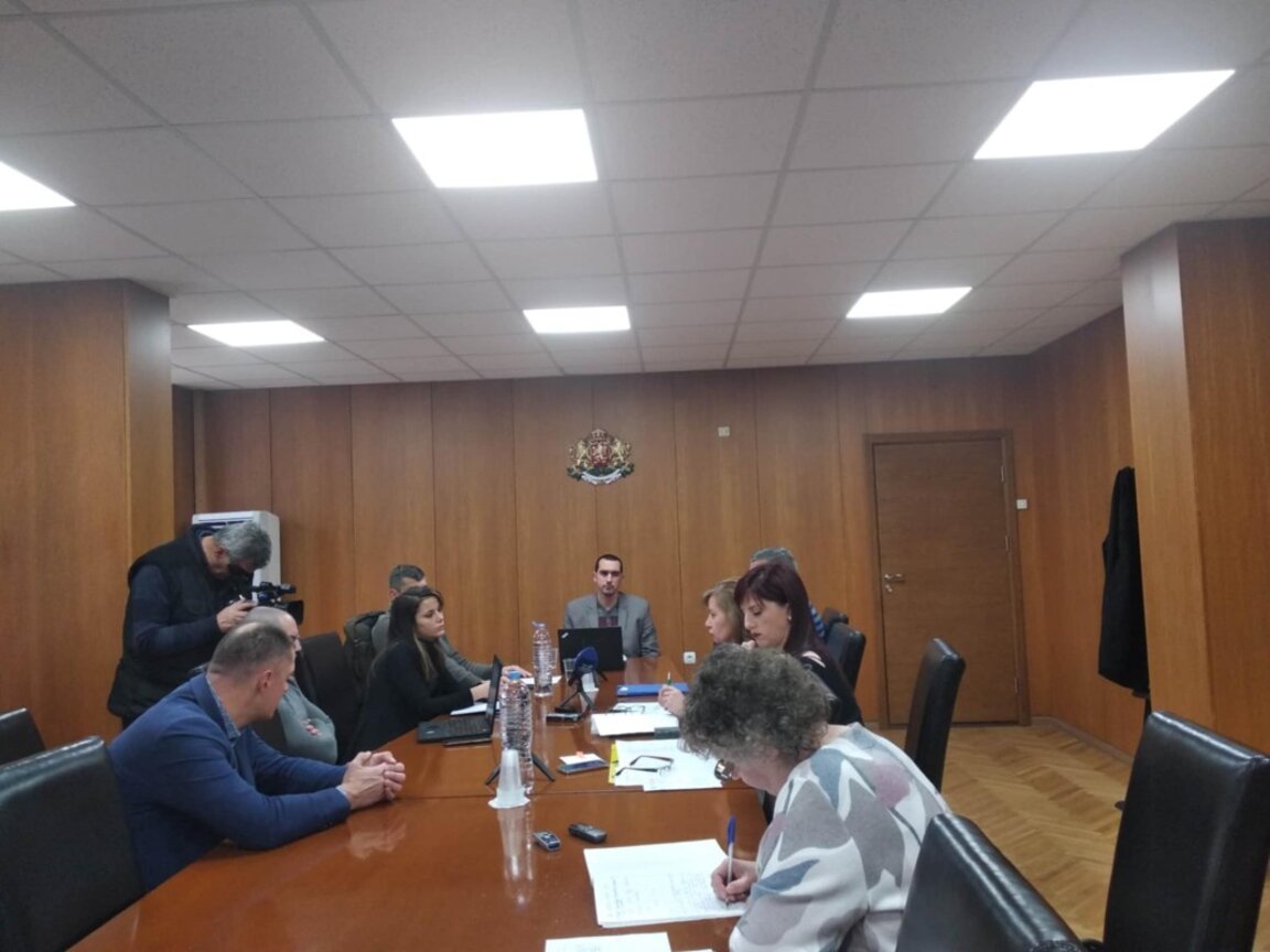 Отводняват Ученическия стадион