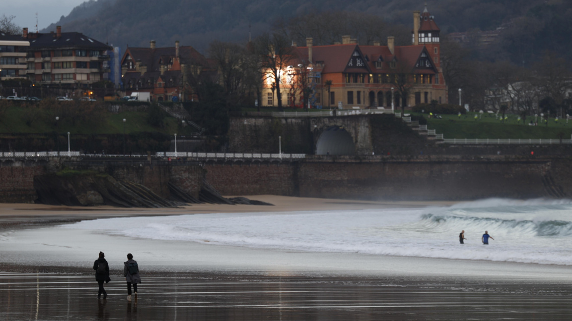 На плажа Ла Конча в Сан Себастиан, Страната на баските, Испания, 17 декември 2025 г.