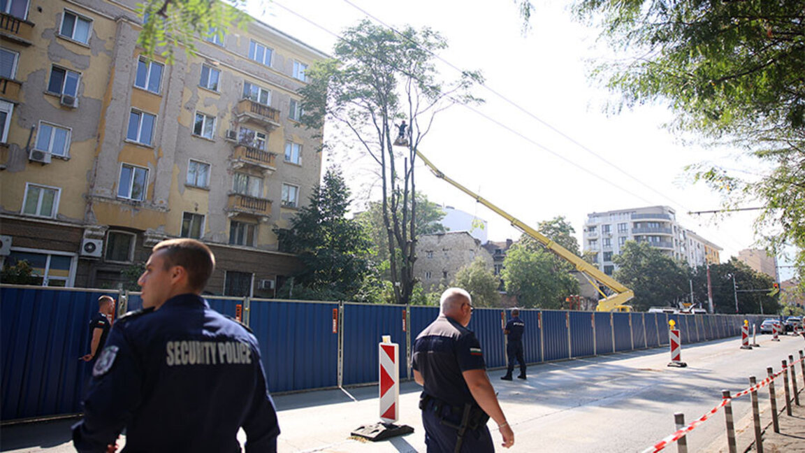 Общински съветници изслушват граждани за разширението на "Опълченска"
