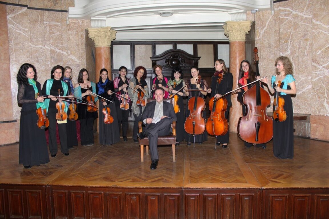 Оркестър "Митонисимо" с диригент Огнян Митонов