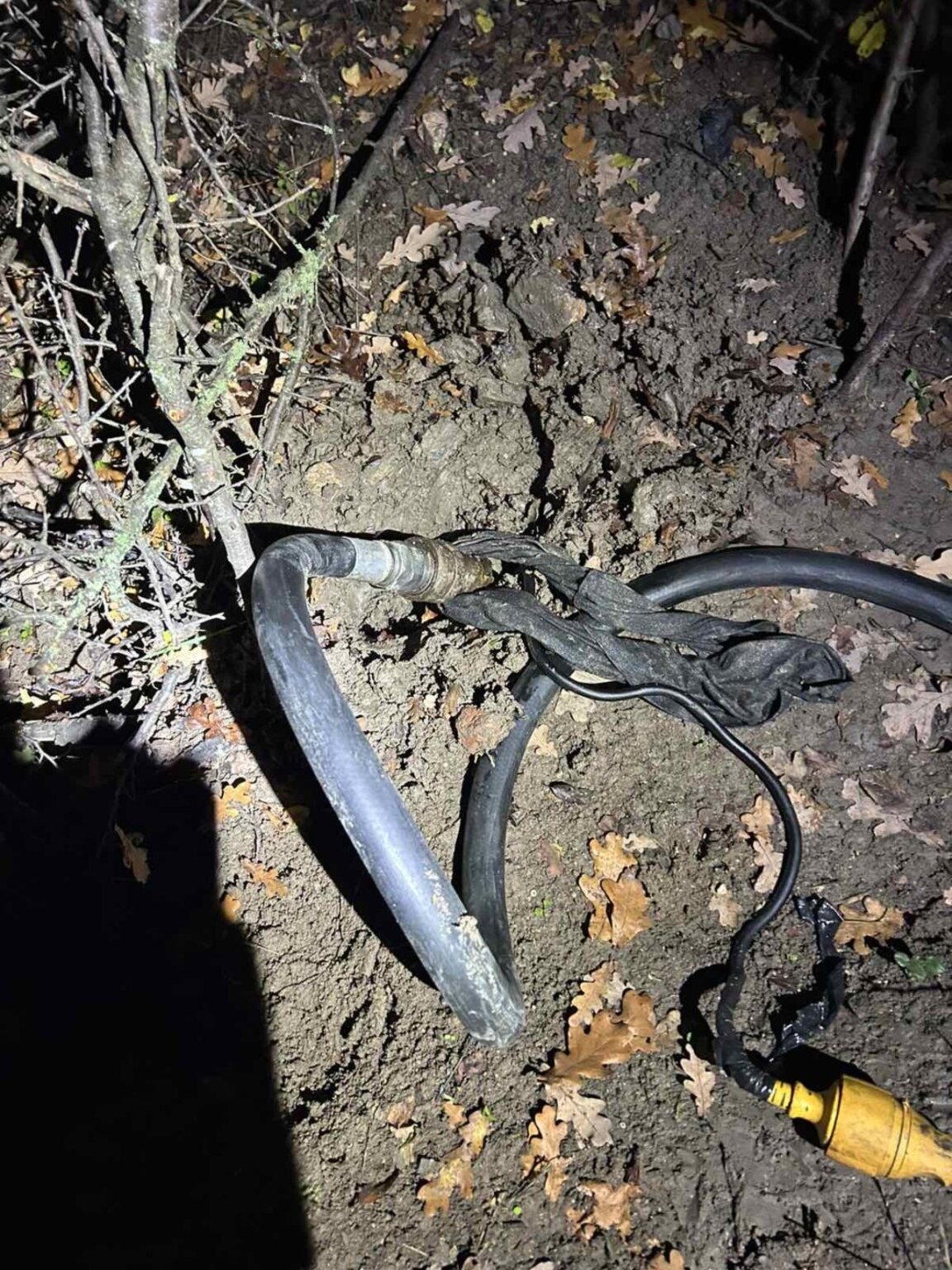 Около 7 тона дизел са отклонили четирима души при кражба на гориво край Стара Загора