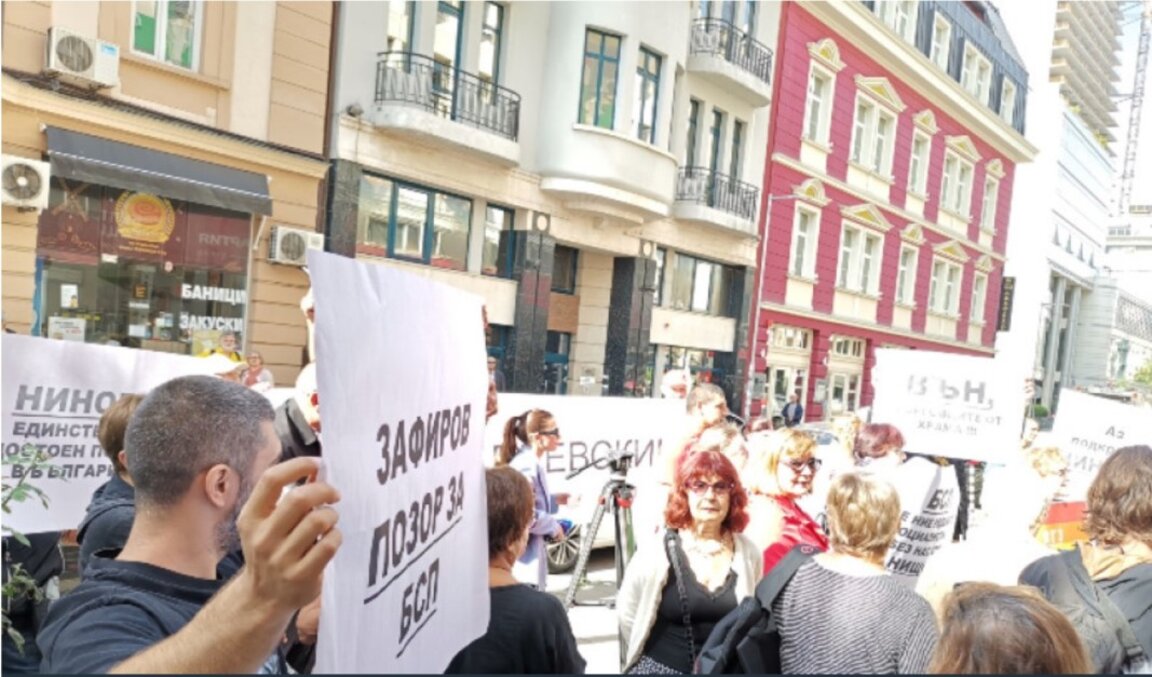 Симпатизанти на лидера в оставка Корнелия Нинова протестират пред централата на БСП