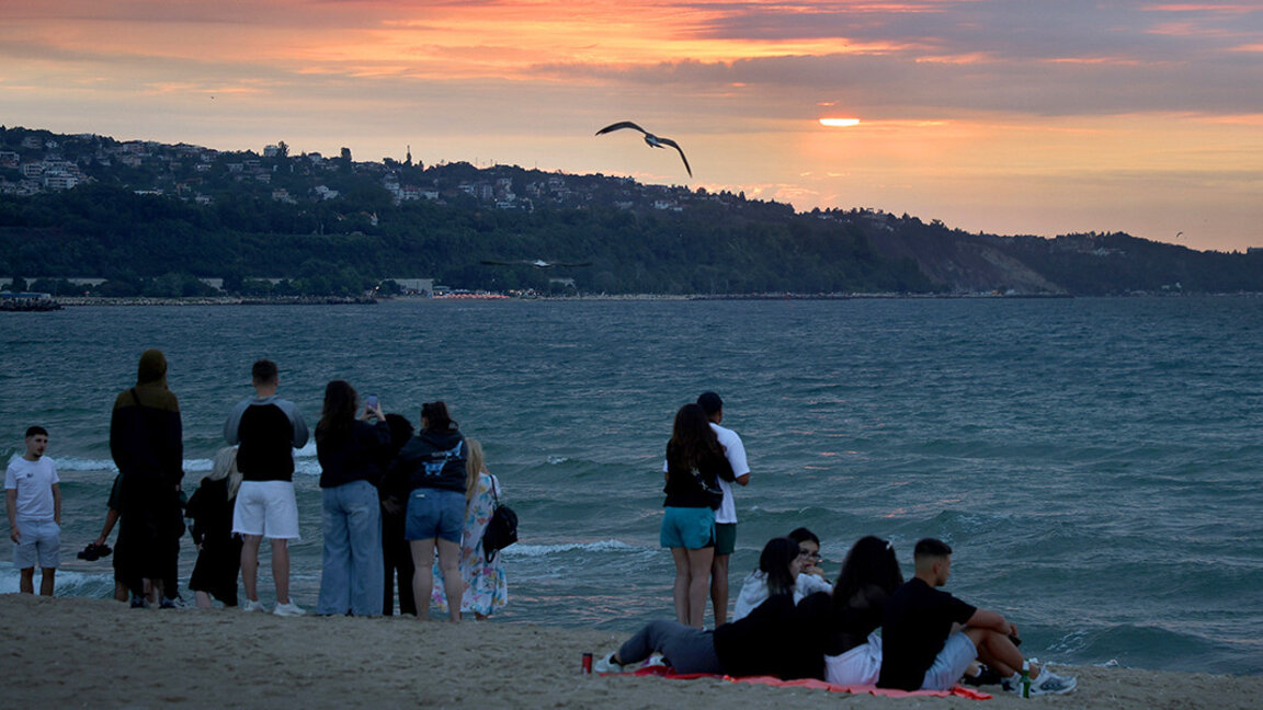 Por tradición el 1 de julio muchas personas recibieron los primeros rayos de sol en la costa del mar