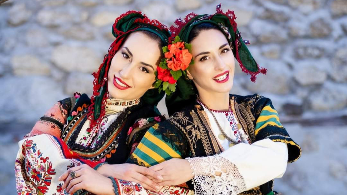 “Ndejat digjitale” – ose si rrjetet sociale bëhen skenë për folklorin e gjallë