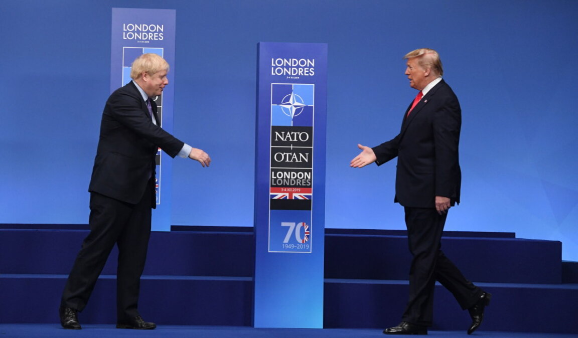 Доналд Дж. Тръмп поздравява Борис Джонсън (вляво) по време на срещата на върха на НАТО в Лондон, архив, 4 декември 2019 г.