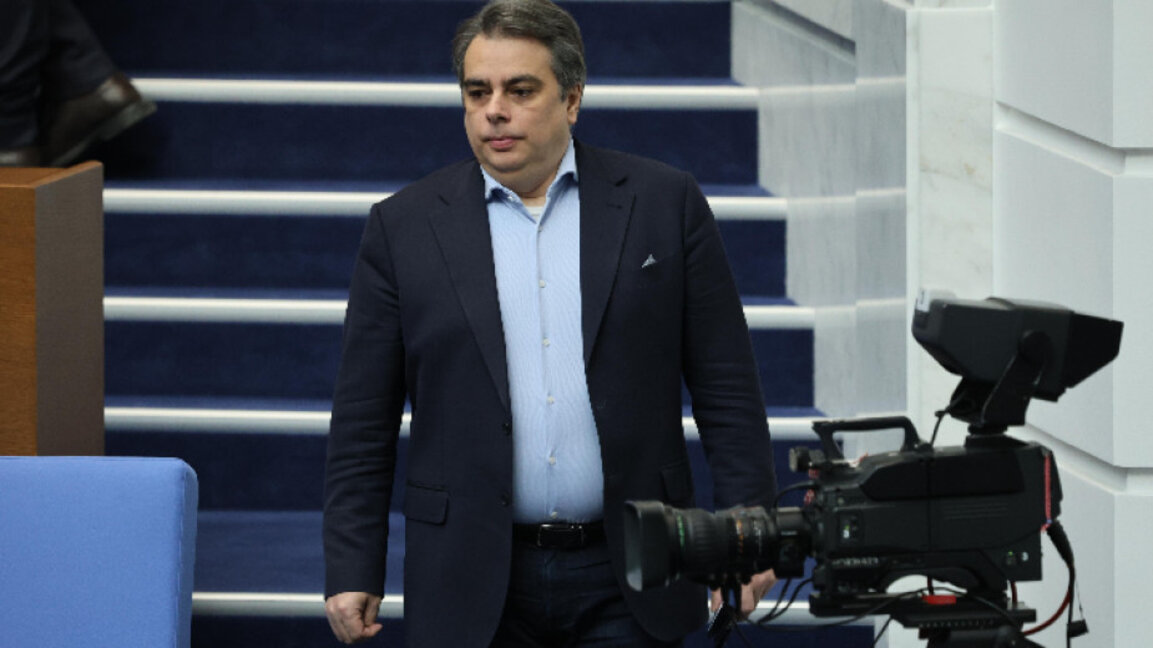 Асен Василев остава едноличен лидер на "Продължаваме промяната"