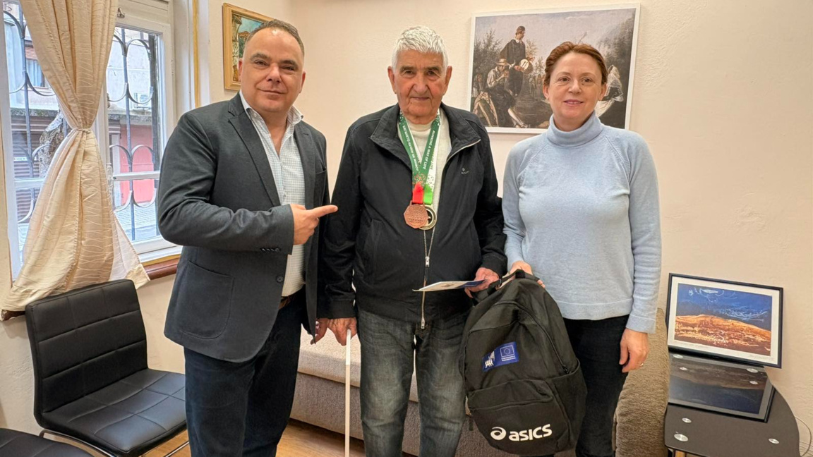 Наградиха най-възрастния участник в Мара...