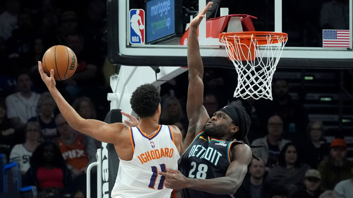 Момент от мача между Финикс (в бяло) и Детройт.