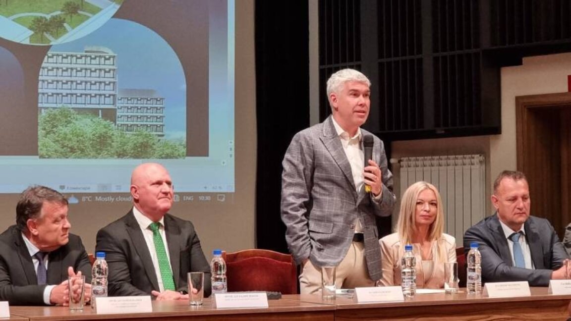 Në foto (nga e majta në të djathtë): rektori i Universitetit të Sofjes Prof. Georgi Vëlllçev, ministri i arsimit Prof. Galin Cokov, ministri i energjisë Vlladimir Malinov, drejtorët ekzekutiv të Holdingut Energjetik Bullgar Galina Todorova dhe Vlladimir Nikollov