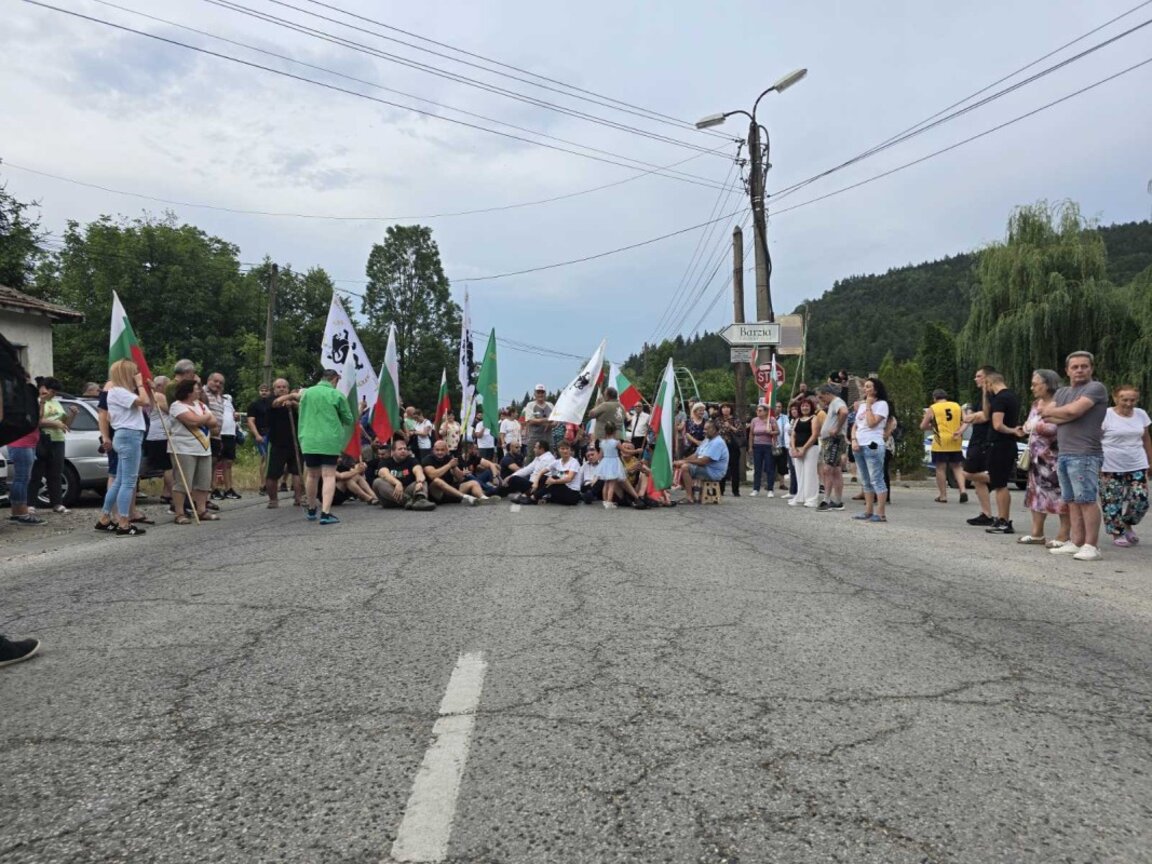 Протестиращи срещу пускането на тежкотоварния трафик блокираха изхода на прохода "Петрохан"
