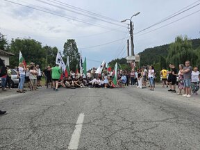 Протестиращи срещу пускането на тежкотоварния трафик блокираха изхода на прохода "Петрохан"