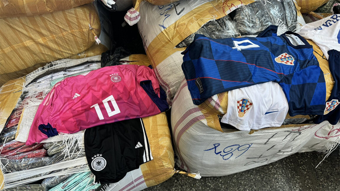 “Kapitan Andreevo” Sınır Kapısında 27 000 sahte futbol forması ele geçirildi