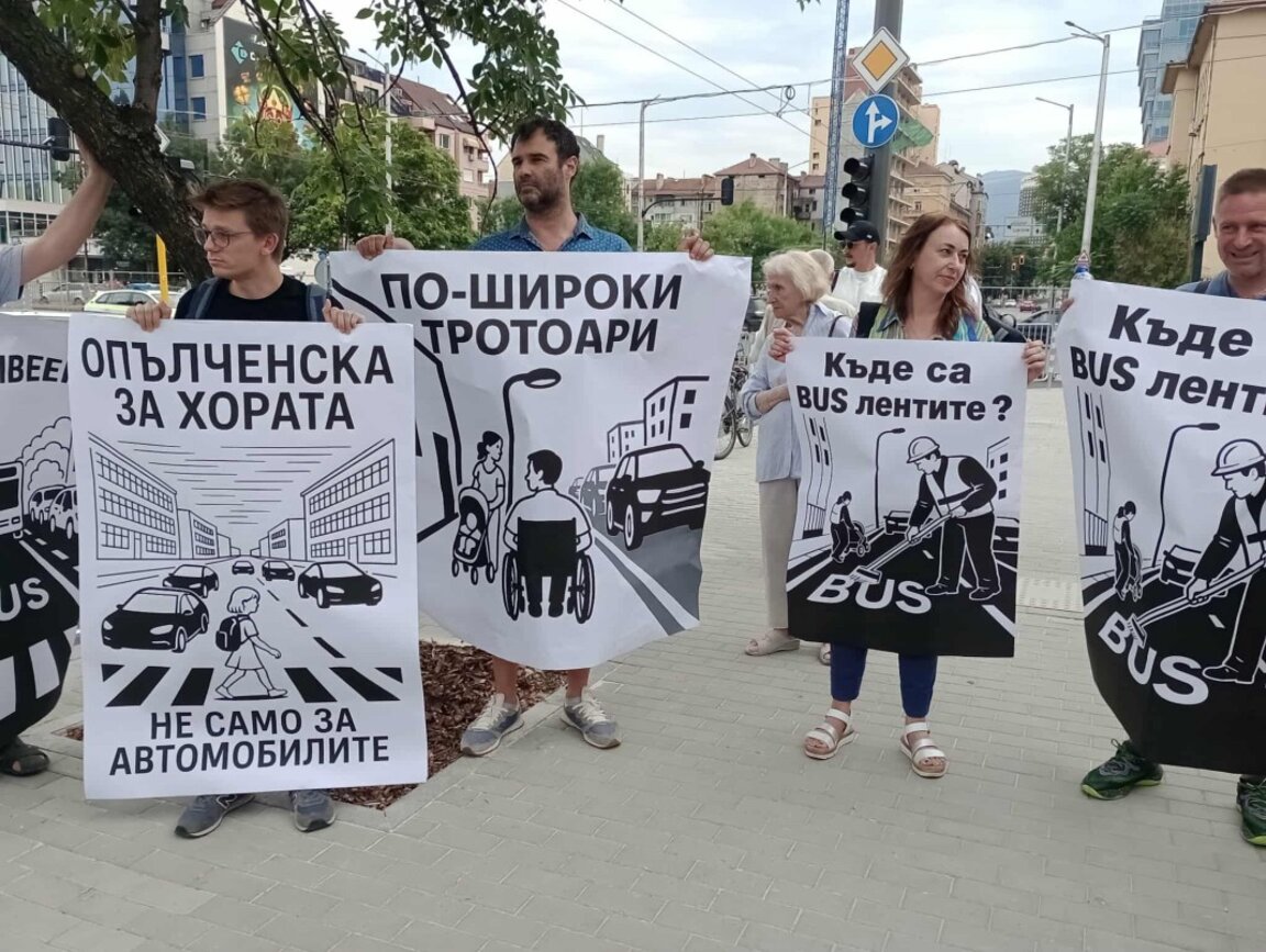Живеещи в района на ул. "Опълченска“ настояха за "град на хората, не на колите"