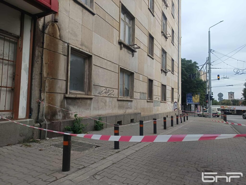 Затварят с шперплат прозорци в рушащо се родилно