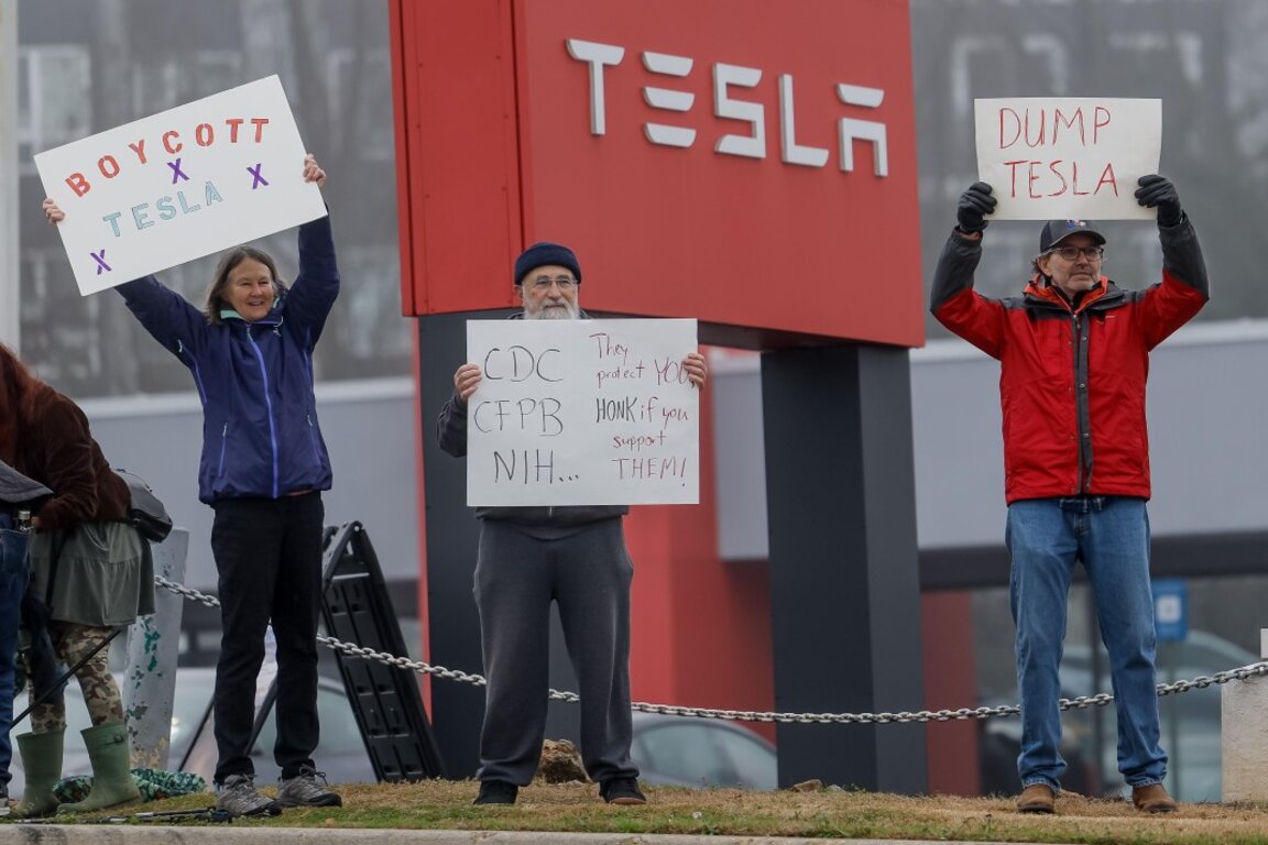 Tesla на Мъск започна 2025 г. с драматичен спад на продажбите на електромобили в Европа