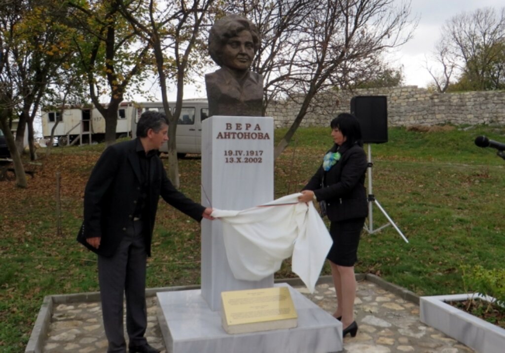 Паметникът на арх.Вера Антонова на Шуменската крепост