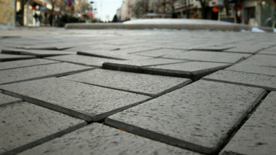 Ремонтират първо най-повредените тротоари 