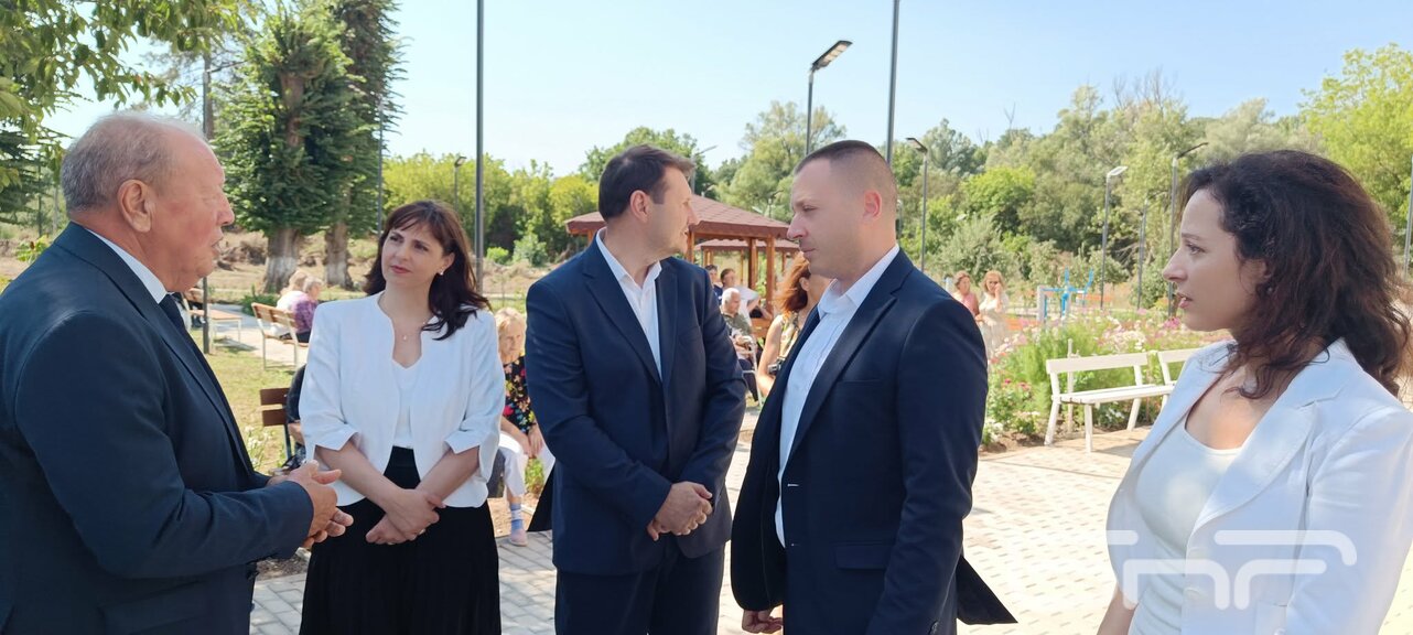 Министър Ефремова откри обновения дом за стари хора във Воден