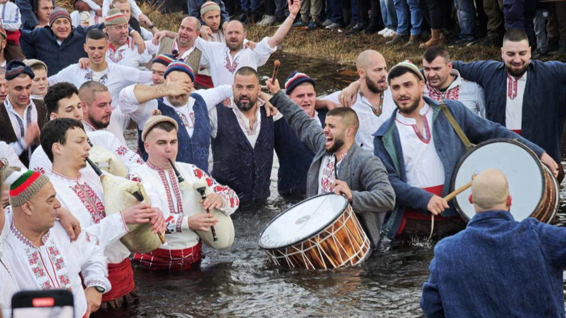 У Калоферу одиграли традиционално „мушко коло“