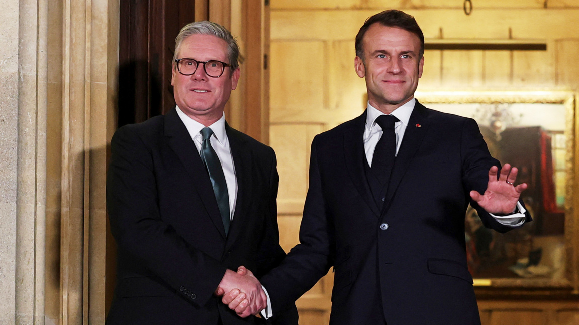 Еманюел Макрон (вдясно) и Киър Стармър.