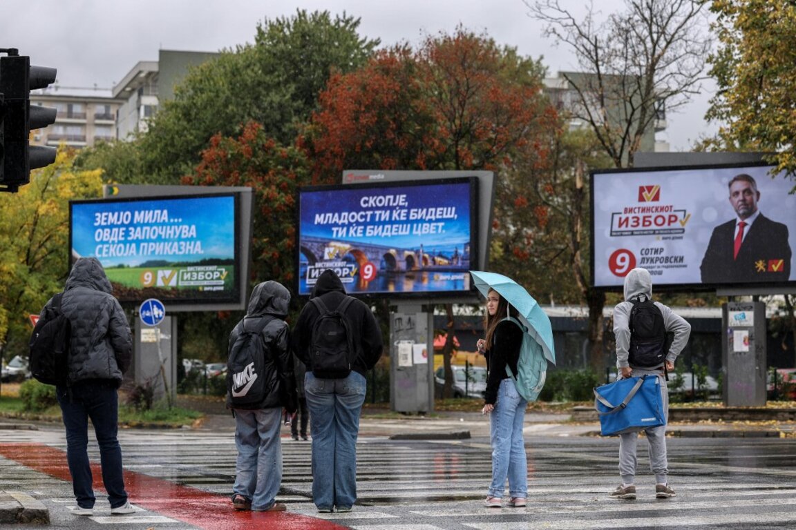 Предизборни билбордове в центъра на Скопие