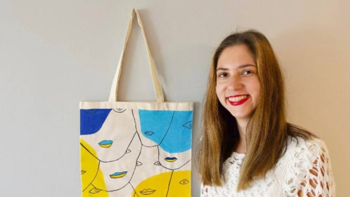 Stofftaschen in blau und gelb tragen die Botschaft einer Frau für den Frieden in der Ukraine