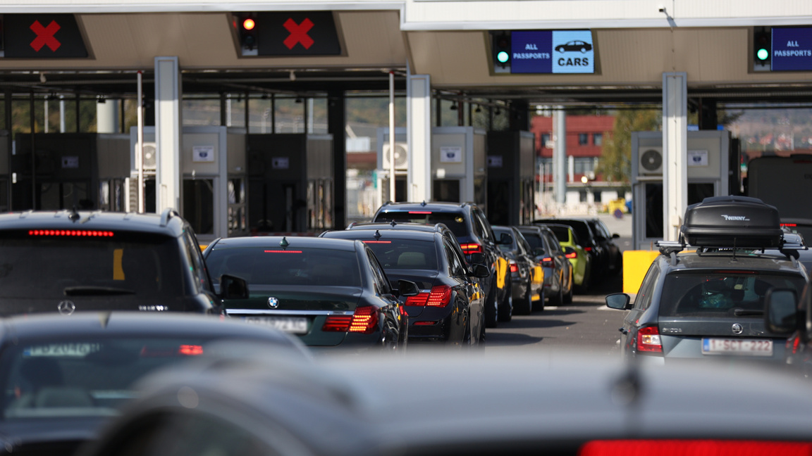 Starker Reiseverkehr am Grenzübergang Kalotina für PKWs