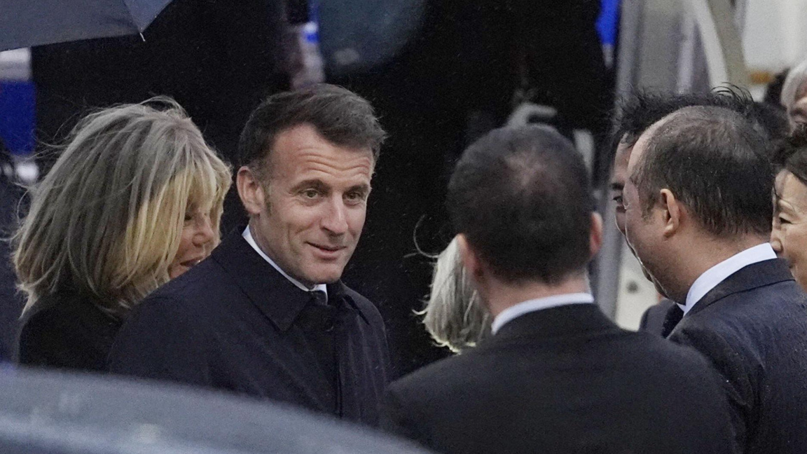 Еманюел Макрон и съпругата му Брижит пристигат на летище "Ханеда" в Токио, 31 март 2026 г.