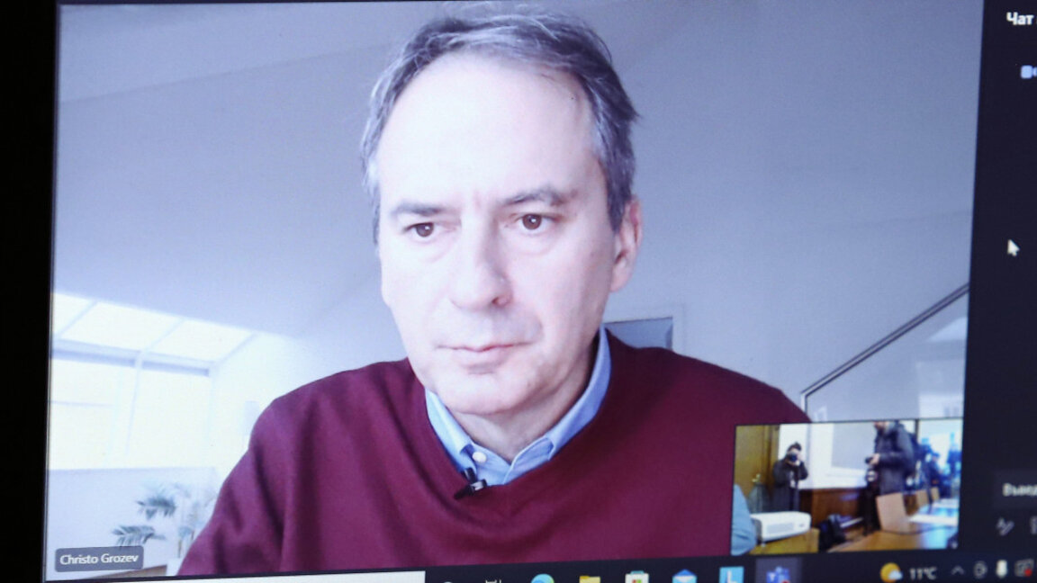Hristo Grozev afirmó que para Moscú la guerra híbrida es una ideología y una industria