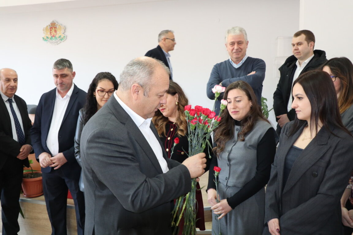 Над 1 000 цветя раздадоха в Ардино по повод 8 март