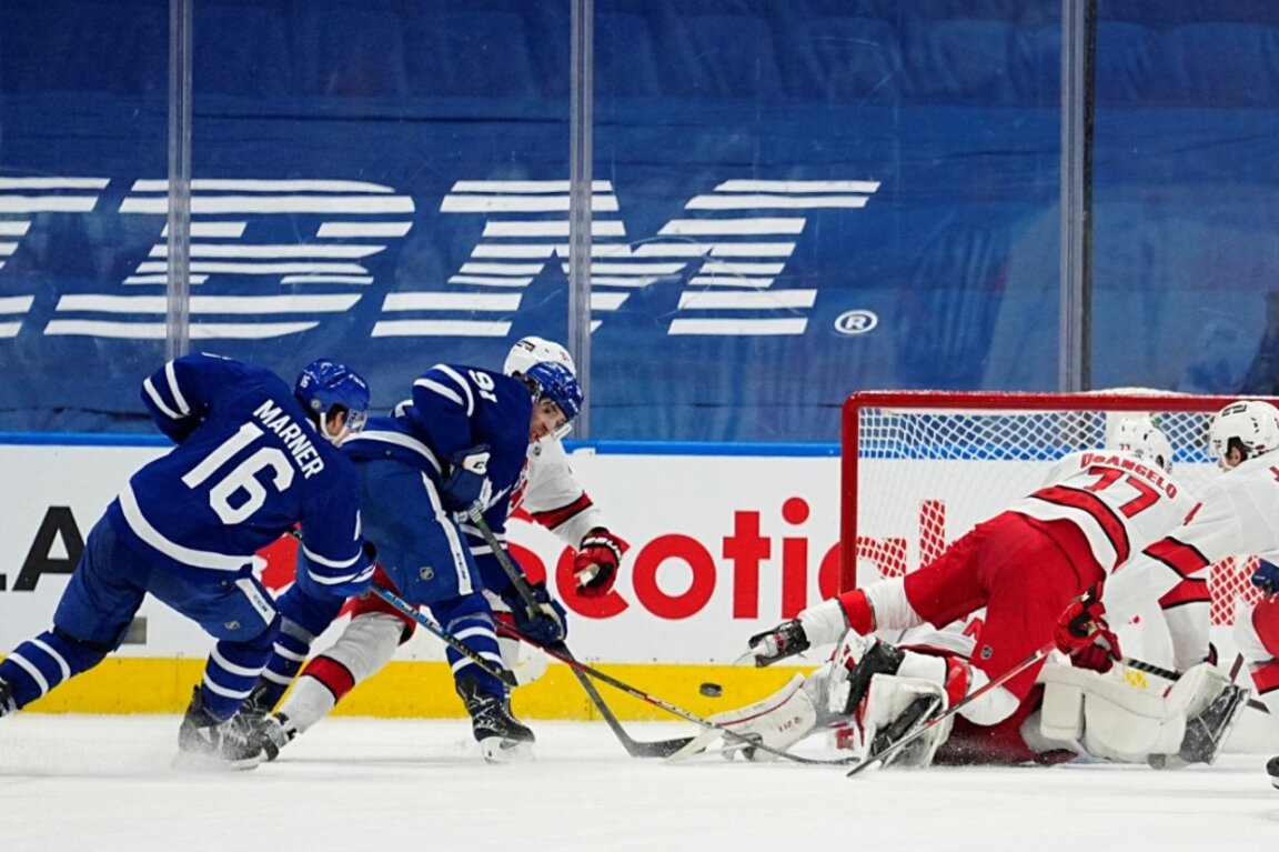 Торонто (в синьо) победи след продължение Ню Джърси.