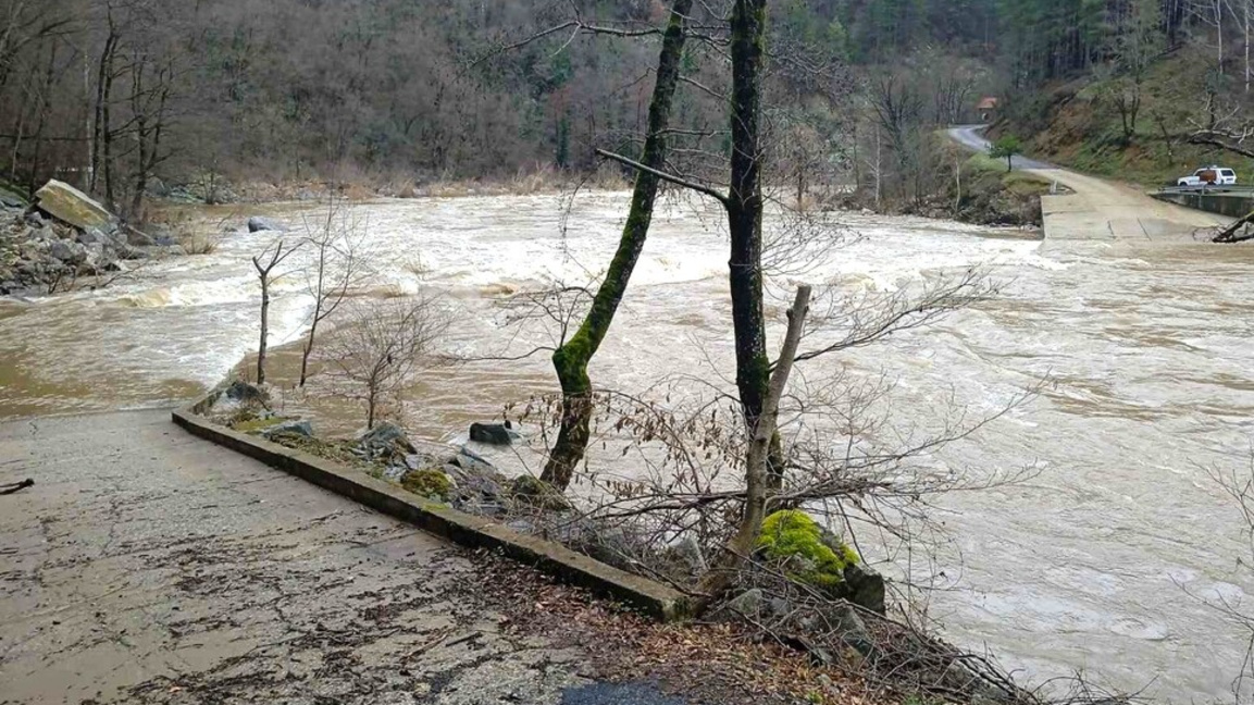 Залятият мост над река Арда в района на село Китница.