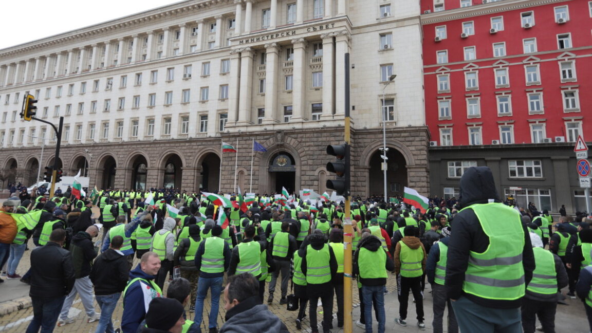 Няколкостотин са протестиращите пред МС. Движението в района е спряно