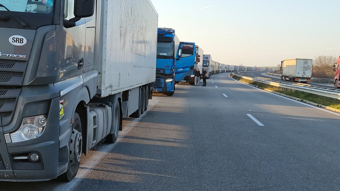 Queues of trucks wait at the border to enter Türkiye