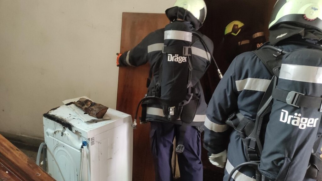 Пожар избухна в стара сграда в центъра на Велико Търново