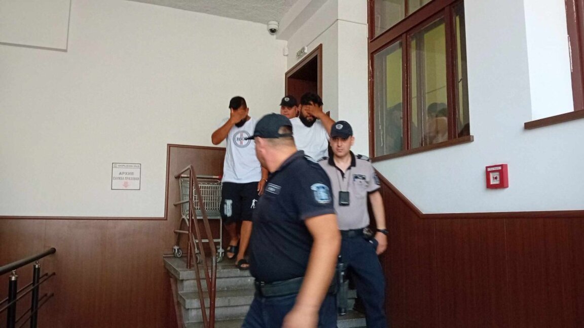 Обвиняема от групата за фалшиви пари припадна в съдебната зала