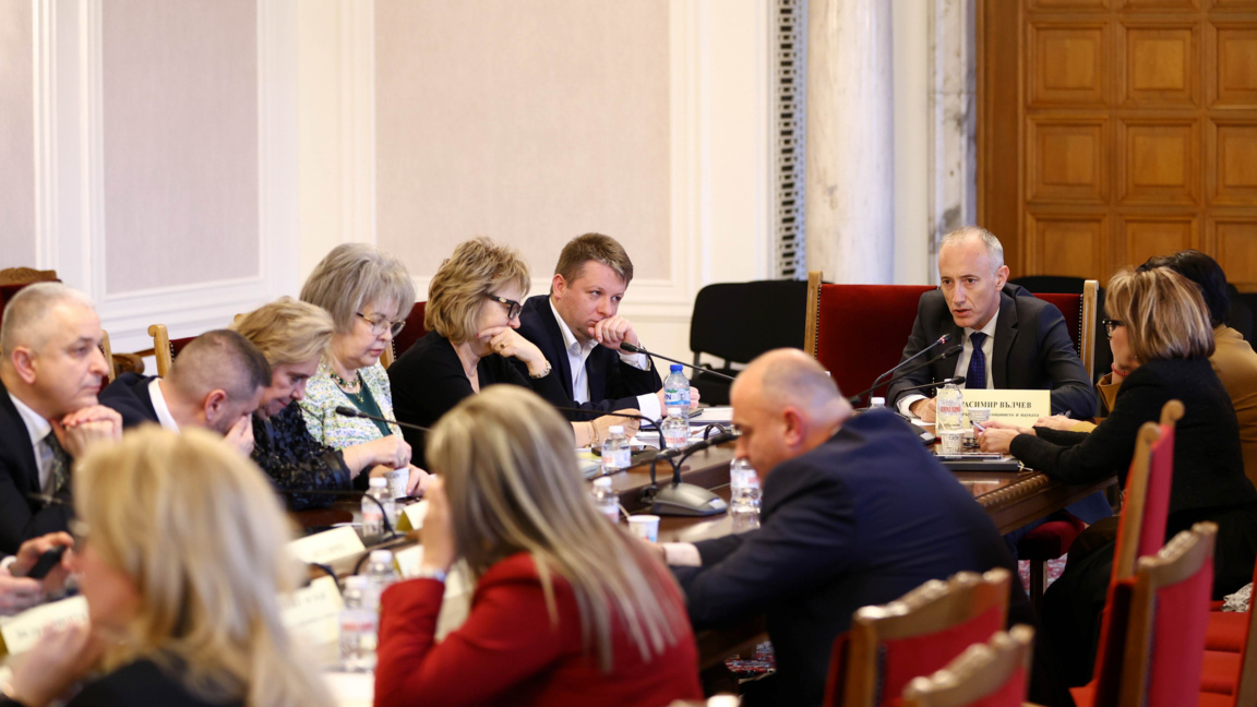 3 декември 2025 г. - Комисията по образованието и науката провежда заседание в НС. В центъра е министърът на образованието Красимир Вълчев