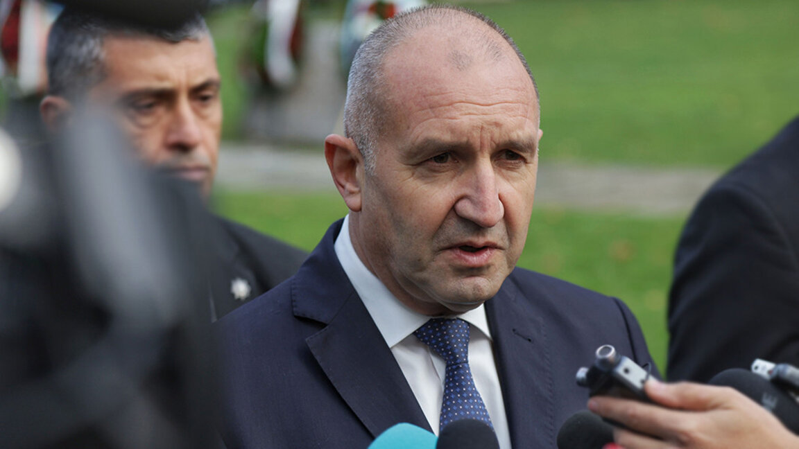 Президентът Радев: Опасявам се управляващите да не доведат "Лукойл" до сценария "Булгартабак"