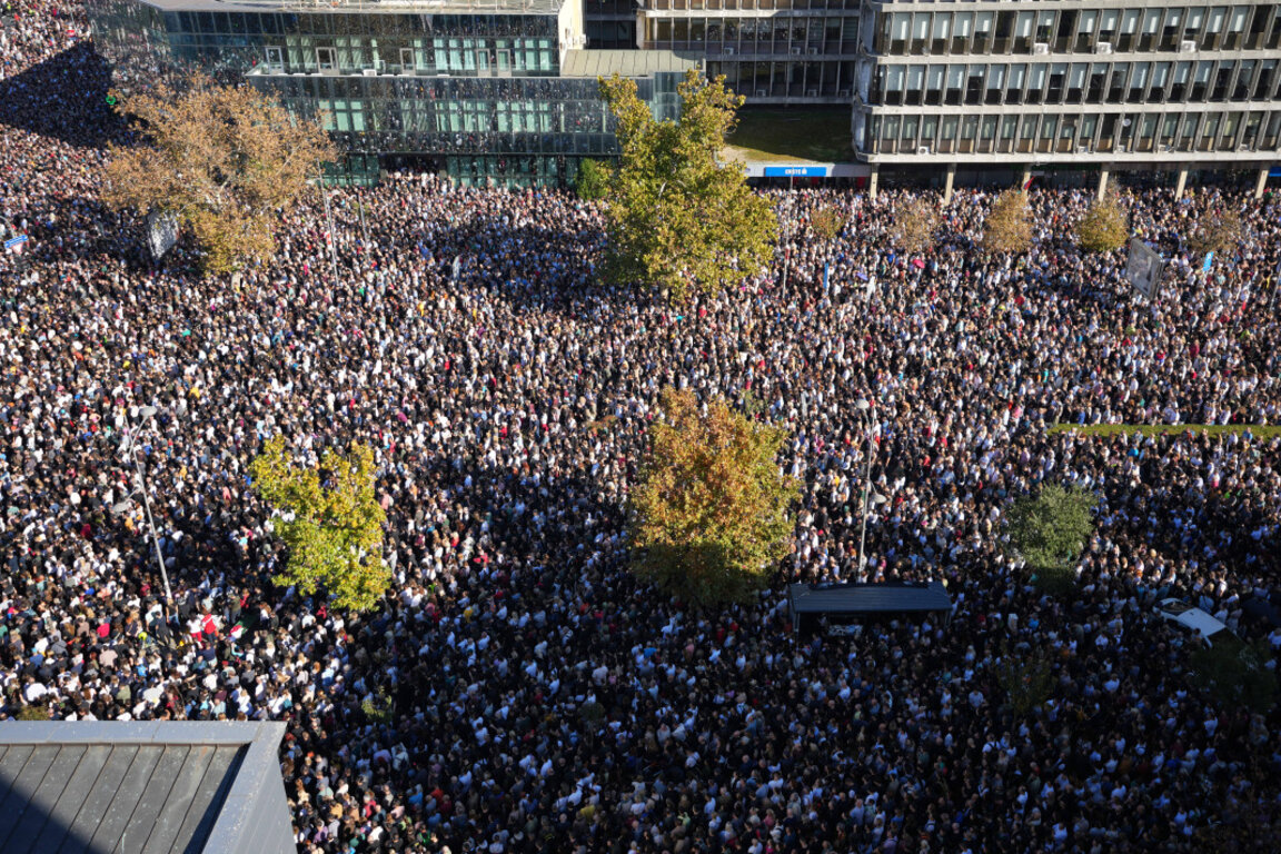 Десетки хиляди почетоха паметта на загиналите на жп гарата в Нови Сад