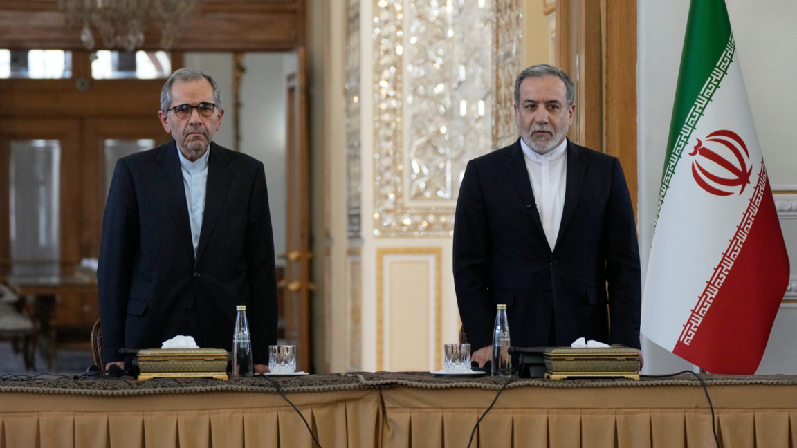 Иранският външен министър Абас Арагчи (вдясно) и заместник външният министър Маджид Тахт Раванчи по време на среща в Техеран, архив, октомври 2025 г.