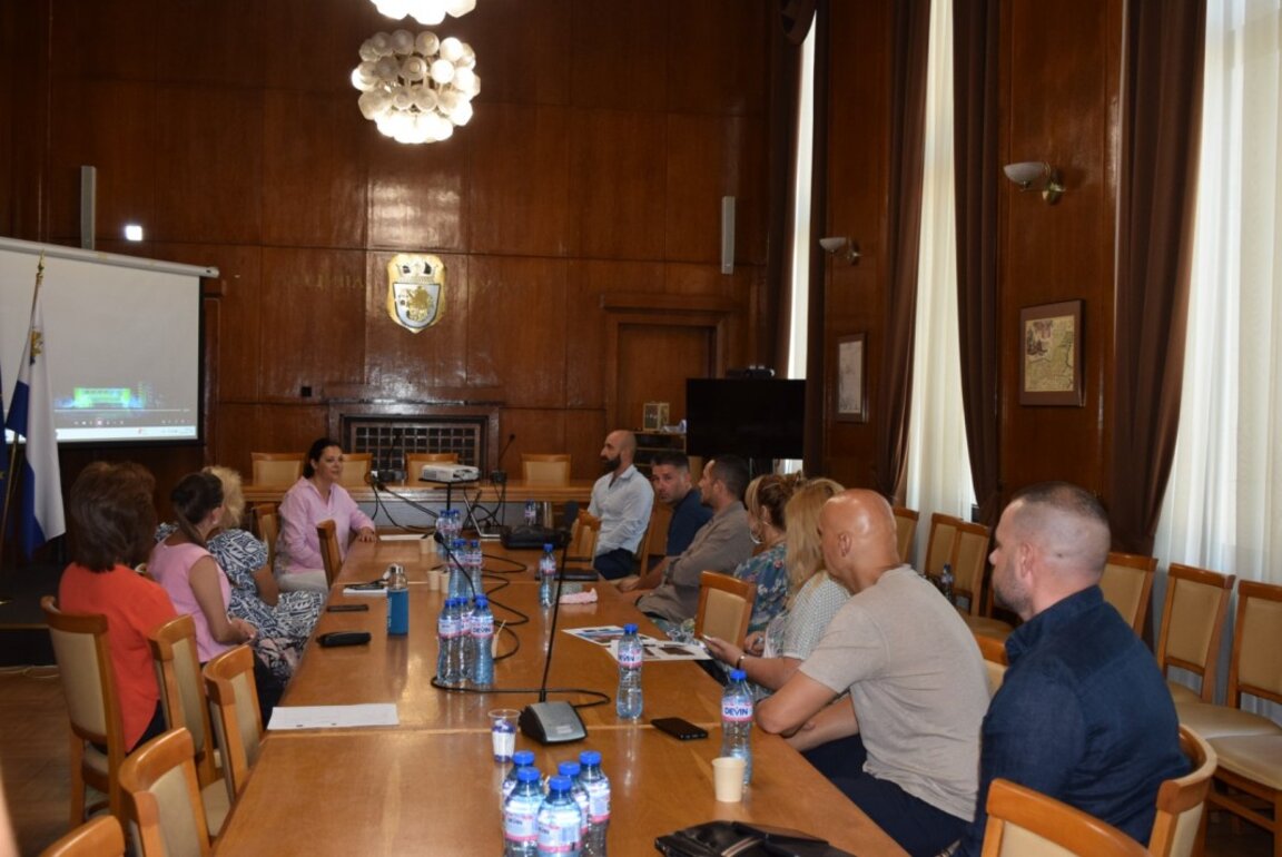 Представиха идейните проекти за ремонта на спортната зала „Младост“ в Бургас