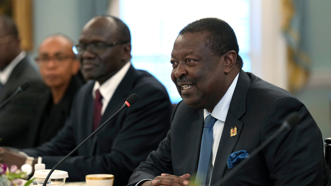 Министърът на външните работи и международната търговия на Кения Мусалия Мудавади (първият отдясно)